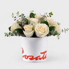 Sombrerera blanca mediana con 12 rosas y eucalipto, rosas blancas