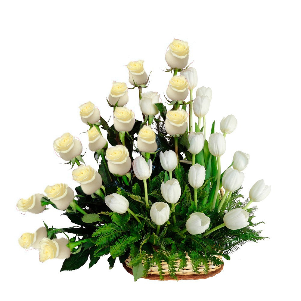 Canasta con 17 rosas y 17 tulipanes variados, rosas blancas