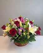 Canasta con 12 rosas, lilium y flores variadas, rosas rojas