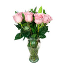 Arreglo con 12 rosas en florero modelo europeo, rosas rosadas