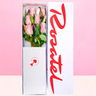 Caja blanca mediana Rosatel con 6 rosas y 6 tulipanes, rosas rosadas