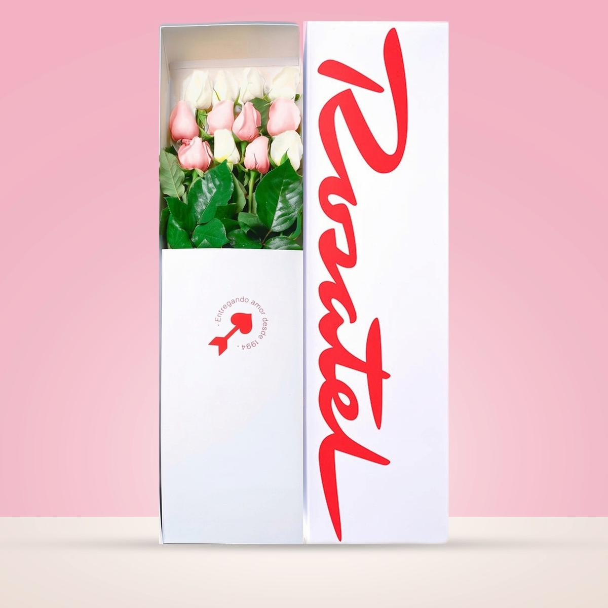 Caja blanca Rosatel con 12 rosas rosadas y blancas