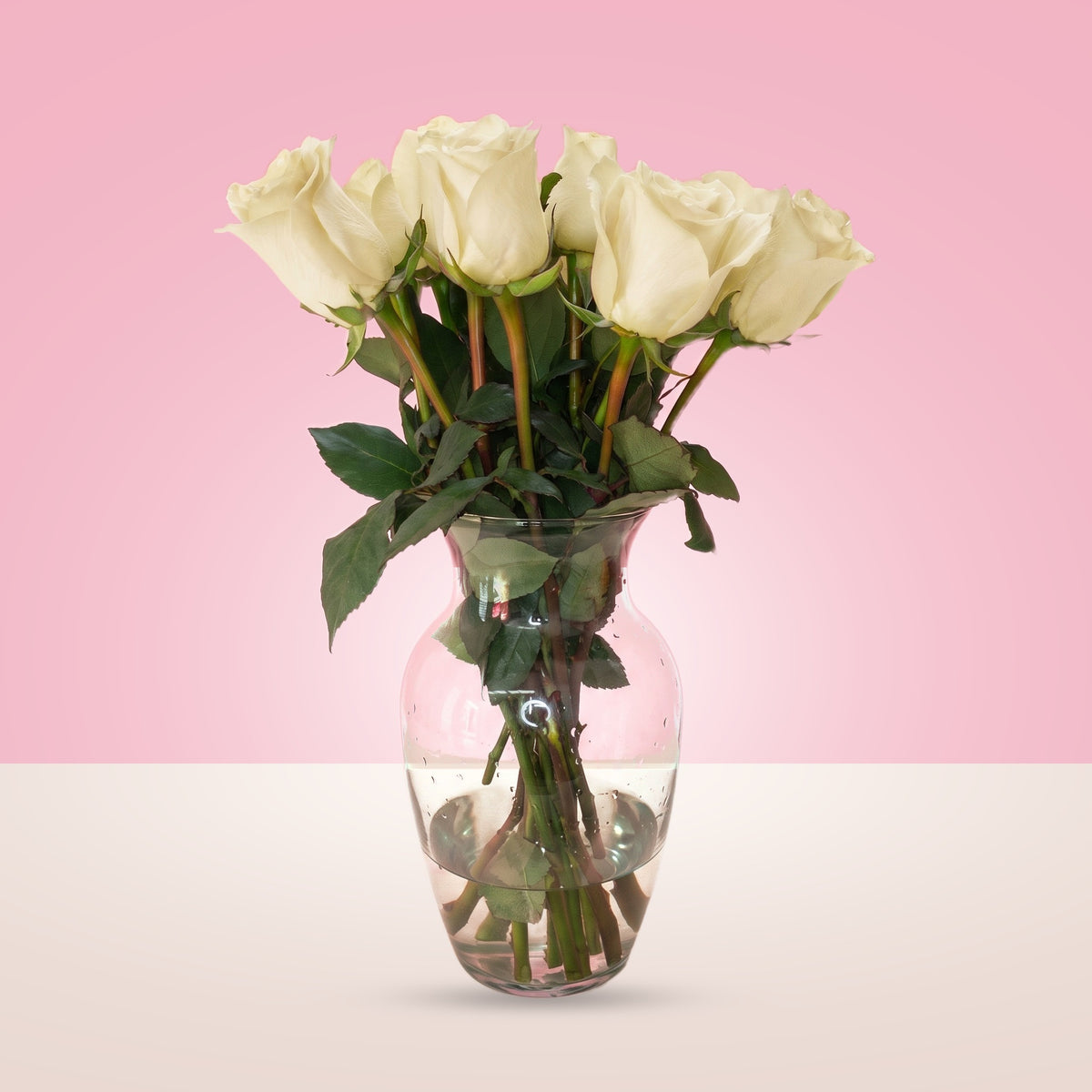 Arreglo con 12 rosas blancas en florero Samaritano