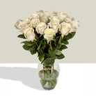 Arreglo con 24 rosas en florero samaritano, rosas blancas
