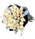 Ramo con 50 rosas y eucaliptus, rosas blancas