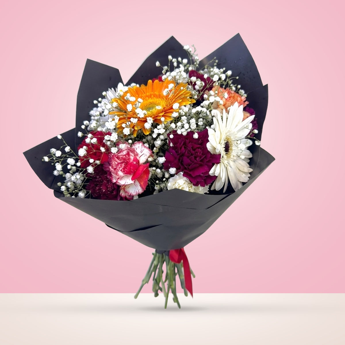Ramo 15 claveles variados, gerberas y gypsofilia