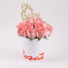 Sombrerera blanca mediana con 21 rosas y varilla Oh Baby, rosas rosadas