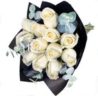 Ramo con 12 rosas y eucaliptus, rosas blancas