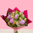 Ramo con 8 rosas y astromelia en papel coreano, rosas lila