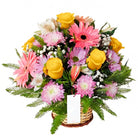 Canasta con 6 rosas, gerberas y flores, rosas amarillas