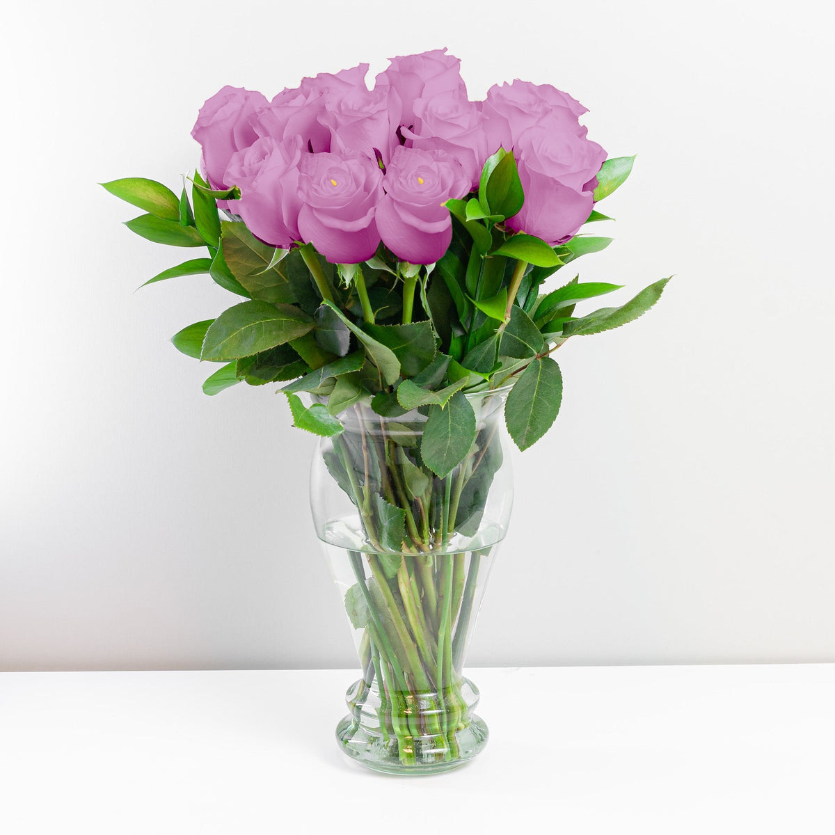 Arreglo con 15 rosas en florero modelo europeo, rosas lila
