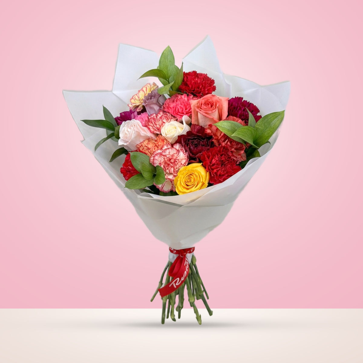 Ramo 15 claveles surtidos, 5 rosas y ruscus en papel coreano
