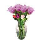 Arreglo con 12 rosas y 10 tulipanes variados en florero samaritano, rosas lila