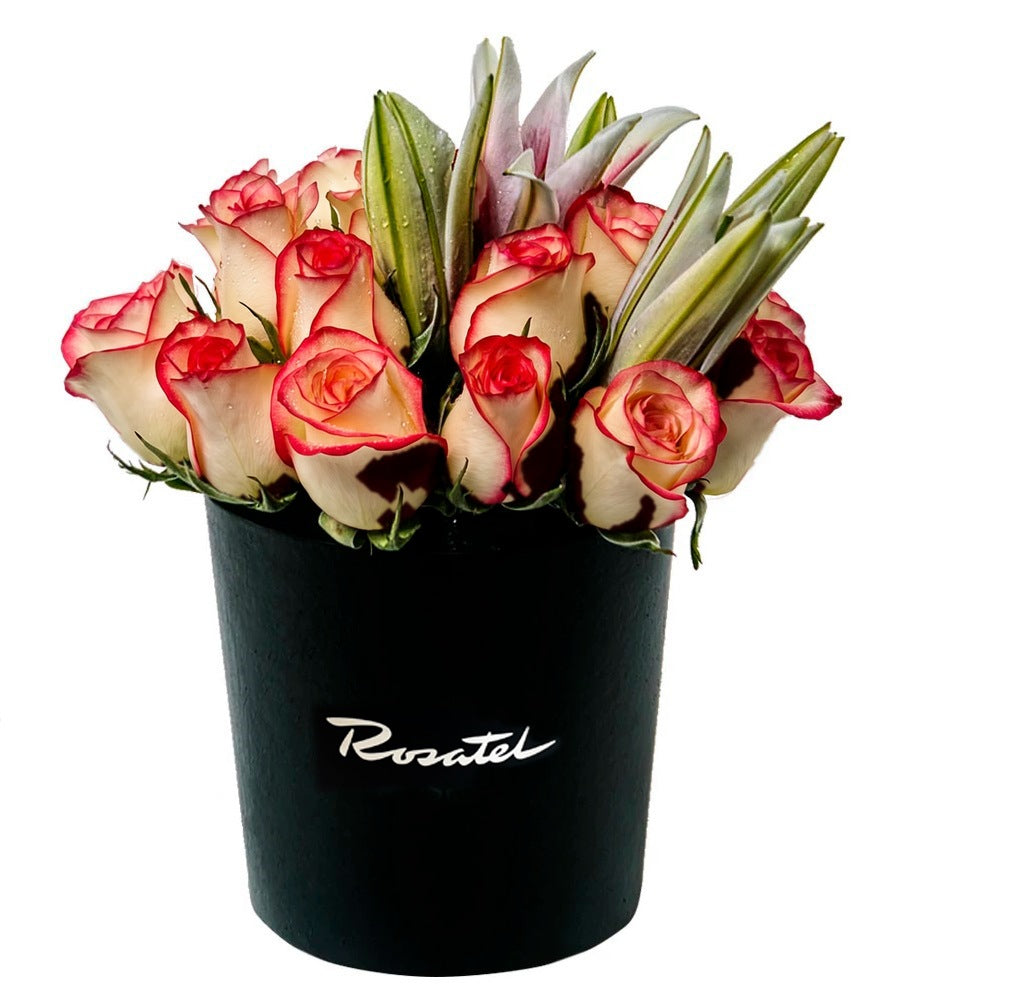 Sombrerera negra mediana con 15 rosas y lilium, rosas blush (crema con borde rojo)