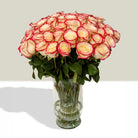 Arreglo con 80 rosas en florero candelabro grande, rosas blush (crema con borde rojo)