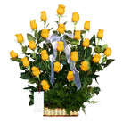Canasta con 24 rosas y follaje, rosas amarillas