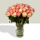Arreglo con 40 rosas en florero candelabro mediano, rosas blush (crema con borde rojo)