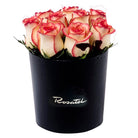 Sombrerera negra mediana con 9 rosas, rosas blush (crema con borde rojo)