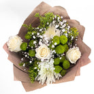 Ramo rústico con 3 rosas y flores variadas, rosas blancas