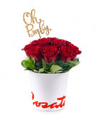 Sombrerera blanca mediana con 10 rosas y varilla Oh Baby, rosas rojas