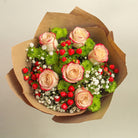 Ramo con 6 rosas y flores variadas, rosas blush (crema con borde rojo)