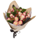 Ramo con 15 rosas e hiperycum, rosas blush (crema con borde rojo)