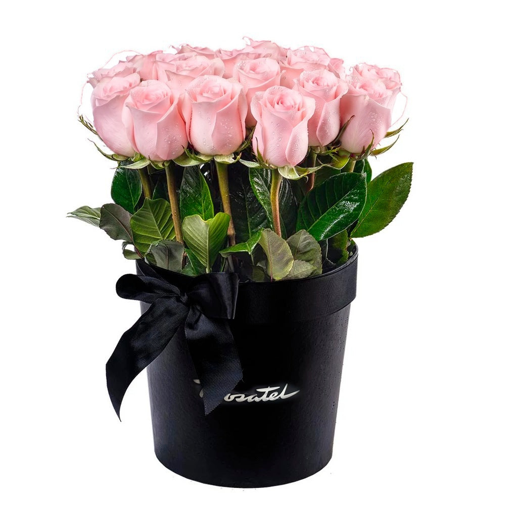 Sombrerera negra grande con 25 rosas y cinta negra, rosas rosadas
