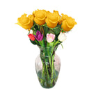 Arreglo con 12 rosas y 10 tulipanes variados en florero samaritano, rosas amarillas