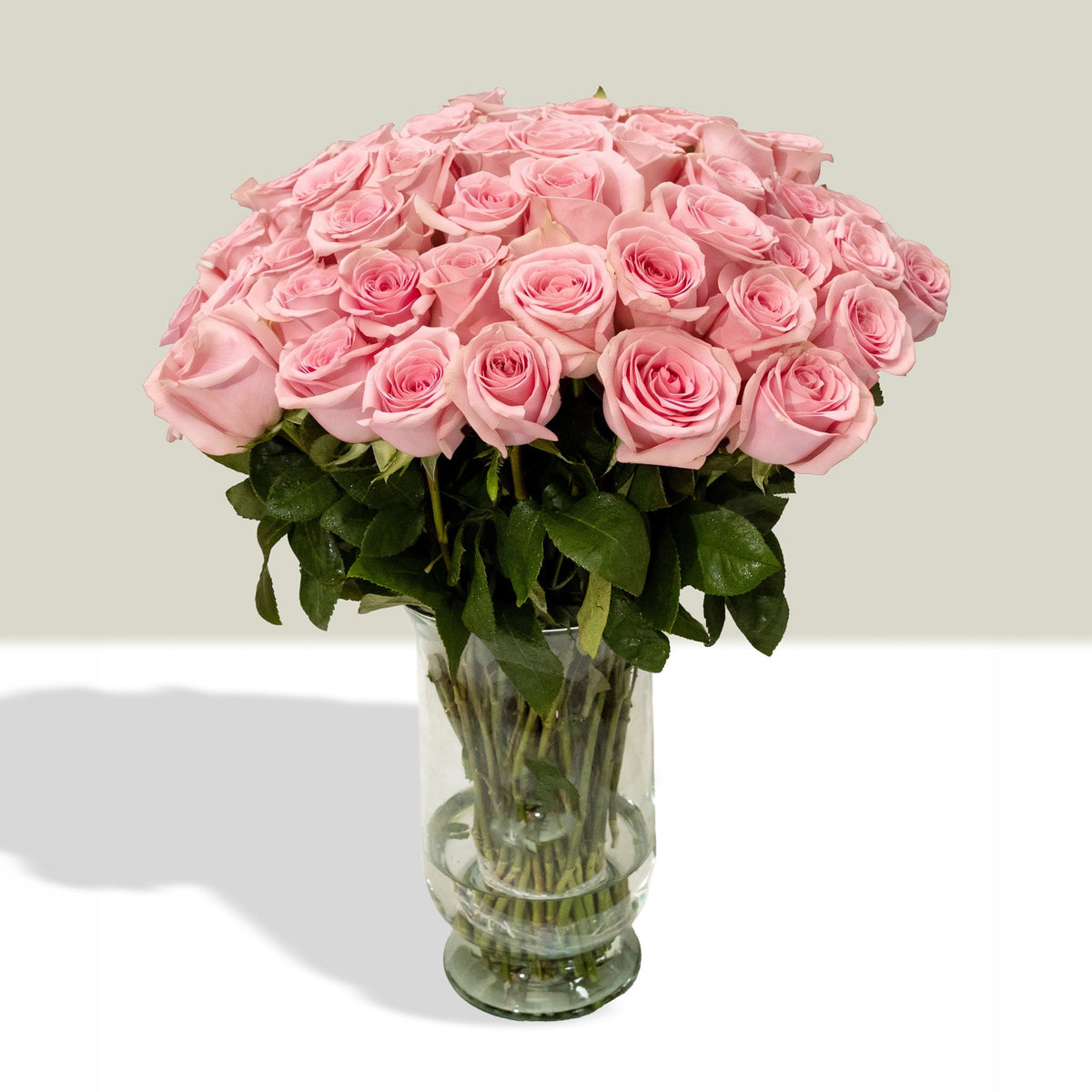 Arreglo con 40 rosas en florero candelabro mediano, rosas rosadas