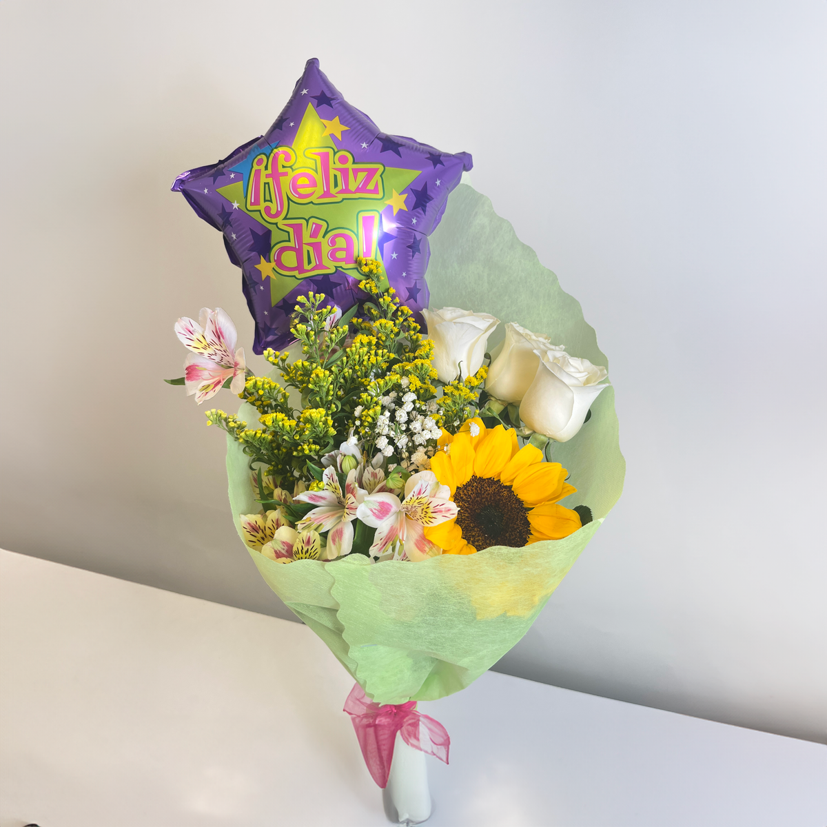 Ramo De 3 Rosas Girasol Y Flores Variadas Con Globo Feliz Día