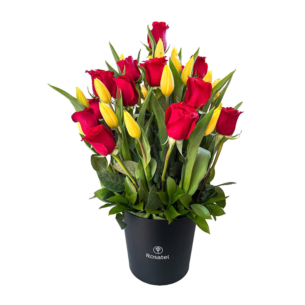 20 rosas y tulipanes en sombrerera negra