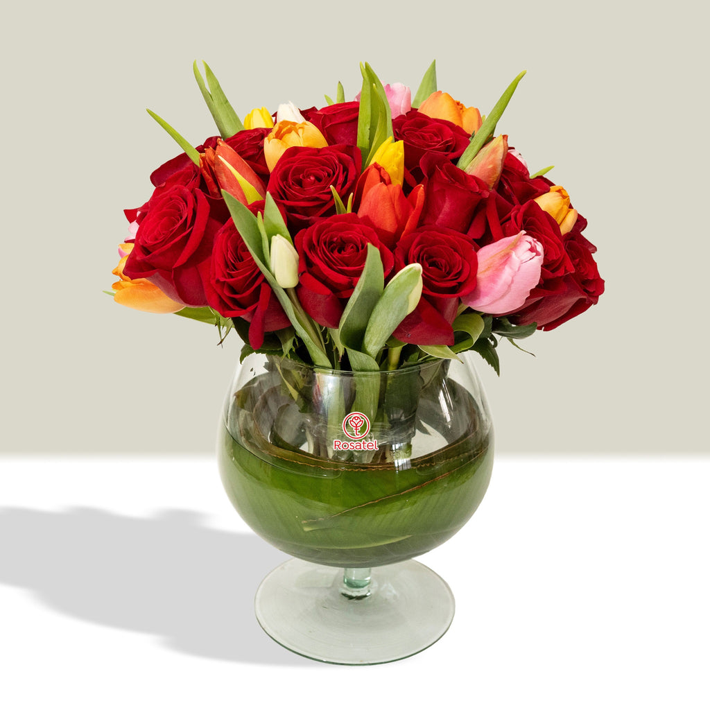 Arreglo con 20 rosas y 20 tulipanes variados