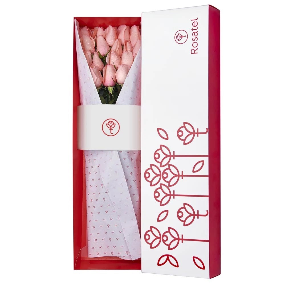 Caja blanca con 18 rosas rosadas