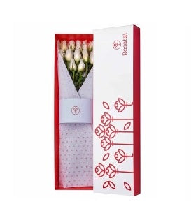 Caja blanca con 12 rosas blancas