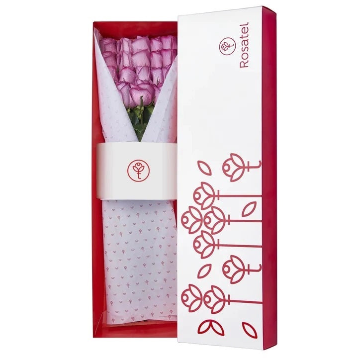Caja blanca con 12 rosas lila