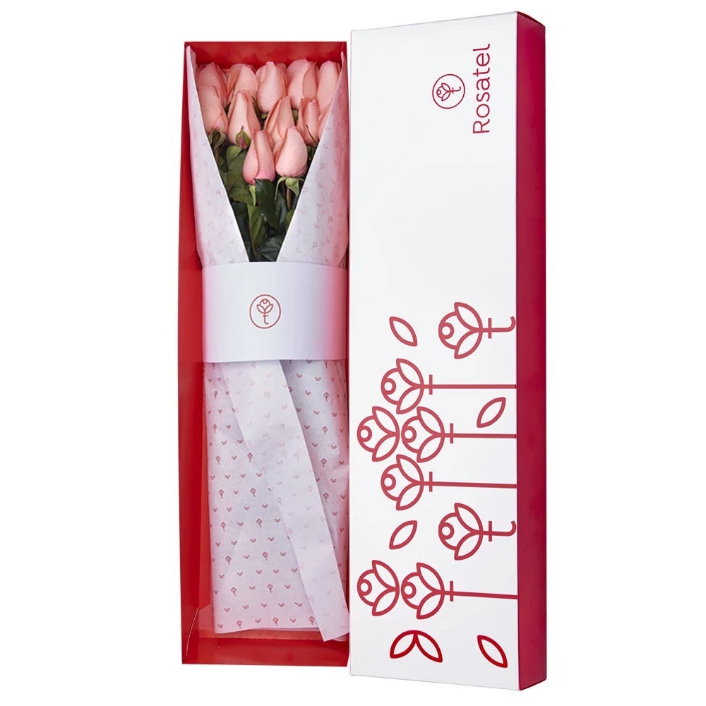 caja blanca con 15 rosas rosadas