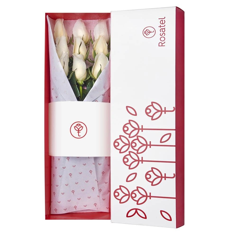 caja blanca con 9 rosas blancas