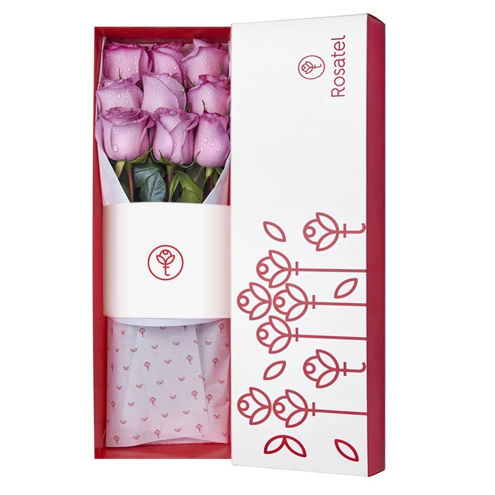 caja blanca con 9 rosas lila