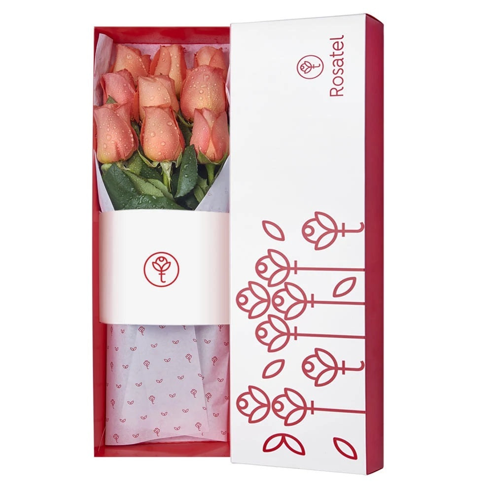caja blanca con 9 rosas naranja