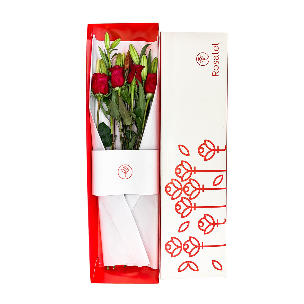 Caja blanca grande con 4 rosas y lilium