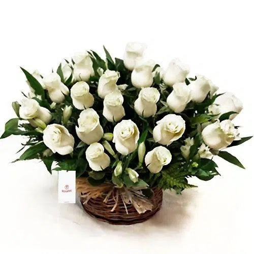 Canasta condolencias con 30 rosas y astromelias