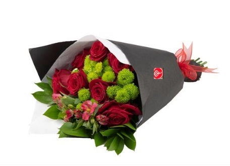 Ramo con 8 rosas y flores surtidas