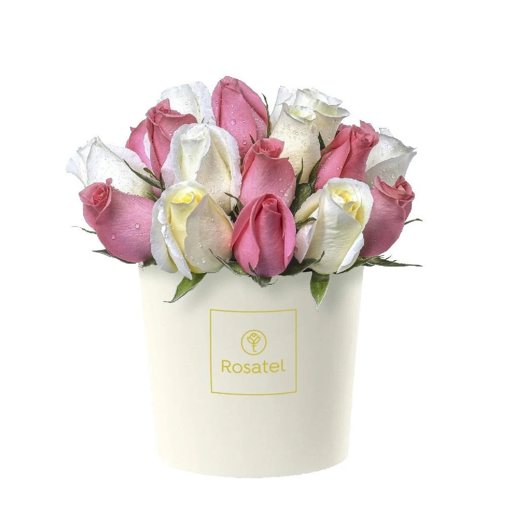 Sombrerera crema con 21 rosas blancas y rosadas