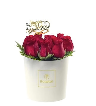 Sombrerera_crema_12_rosas_y_tope_happy_anniversary