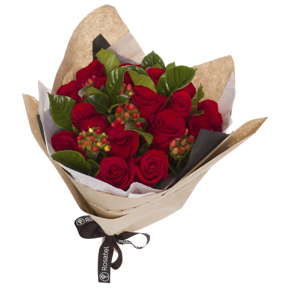 Ramo con 15 rosas e Hypericum