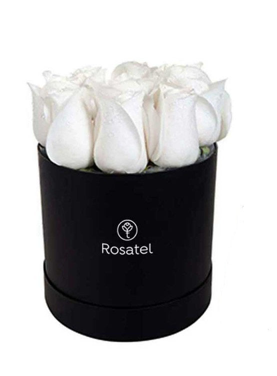 Sombrerera negra 9 rosas blancas